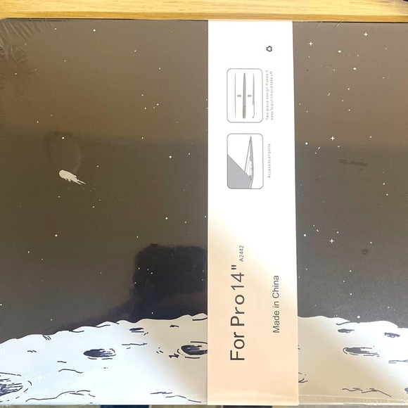 MacBook Pro 14 Hard Shell Case, keyboard, mouse pad - Picture 2 of 6